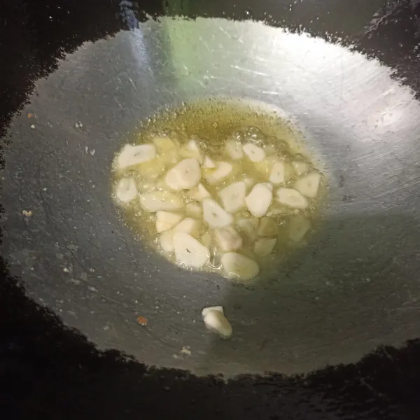 Oseng bawang putih sampai tercium harum.