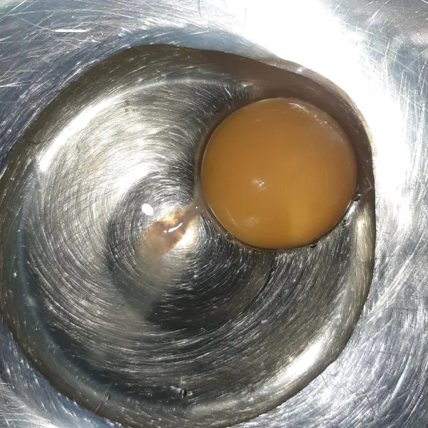 Pecahkan 1 butir telur lalu kocok.