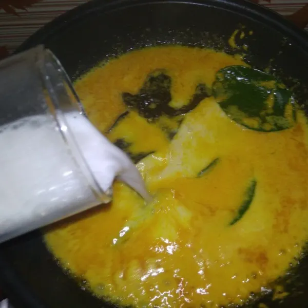Tambahkan santan, aduk hingga rata.