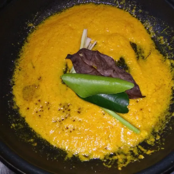 Tambahkan daun jeruk,daun salam dan sereh aduh hingga rata.