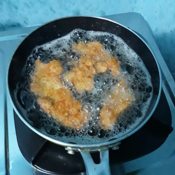 Panaskan minyak goreng, goreng ayam di bolak balik sampai bewarna kuning keemasan dengan api sedang, lalu tiriskan, chicken katsu siap di hidangkan.