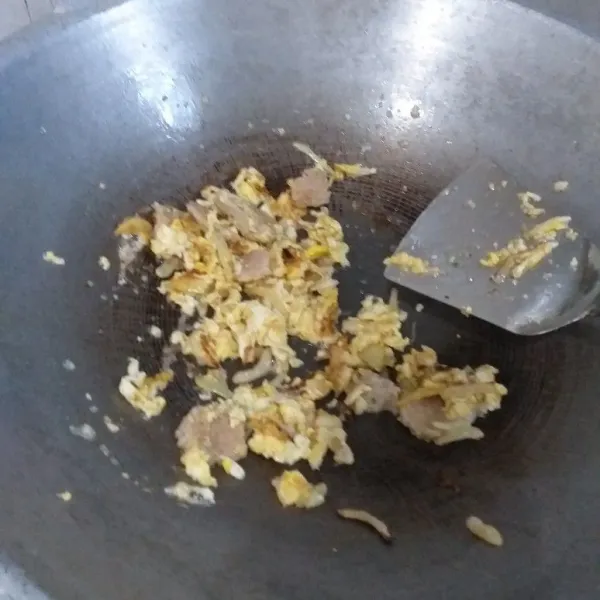 Tambahkan telur, buat orak arik, masak sampai telur matang & wangi.