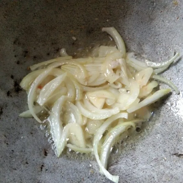 Panaskan wajan dengan minyak secukupnya. Tumis bawang putih dan bawang bombay hingga harum.