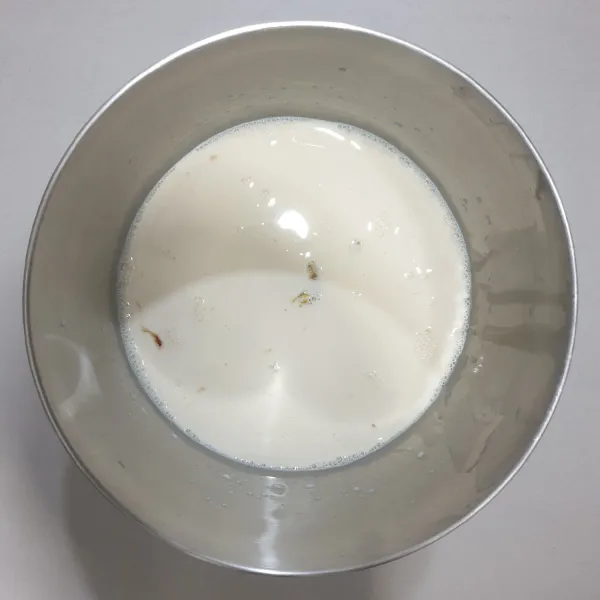 Campurkan semua bahan-bahan kecuali pewarna makanan.