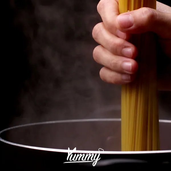 Masukkan pasta sesuai dengan perbandingan, 1 L air dengan 100 gr agar pasta terendam semua dan masak secara merata.