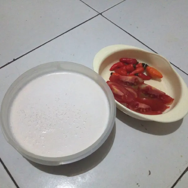 Siapkan santan (2 gelas kental dan secukupnya santan encer). Siapkan juga cabe rawit dan irisan tomat.