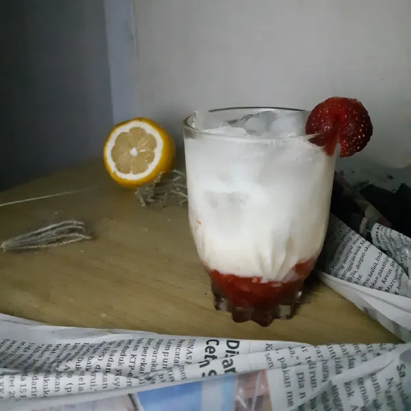 Kemudian tambahkan air soda, hias dengan potongan buah strawberry.