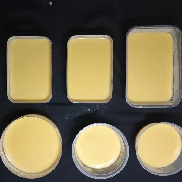 Tuangkan pudding layer ke dua kedalam cetakan, diamkan hingga mengeras di suhu ruang.