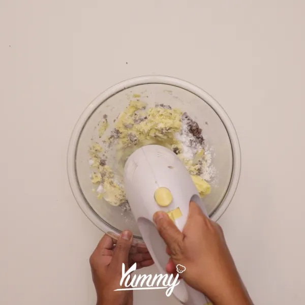 Kocok mentega dengan mixer hingga pucat dan sedikit mengembang.