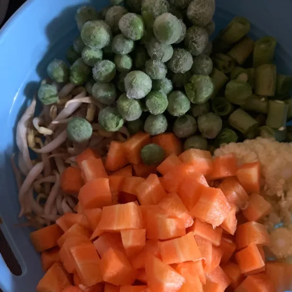Cuci semua sayur, potong-potong sesuai selera dan sisihkan.