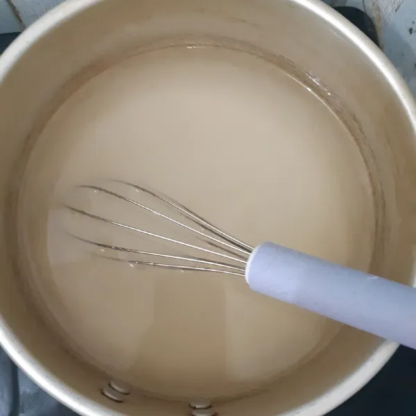 Masukan gula kedalam panci, tambahkan agar-agar, tambahkan air lalu masak hingga mendidih sambil terus diaduk.