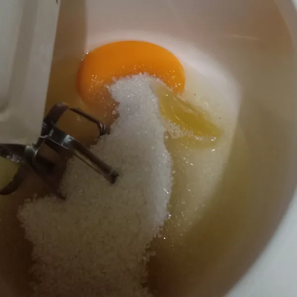 Mixer gula, telur dan sp hingga mengembang.