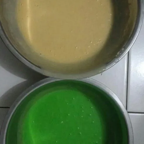 Bagi menjadi 2 adonan. Tambahkan pasta pandan untuk adonan kue cubit pandan.