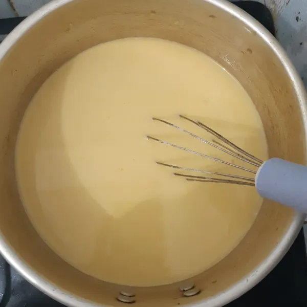 Campurkan kuning telur, gula pasir, vanilla essens, SKM dan margarin. aduk hingga tercampur rata lalu tambahkan air, masak dengan terus diaduk sampai mendidih (bahan layer 2).