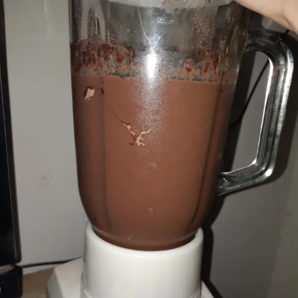Blender semua bahan layer 1 sampai halus kecuali kuning telur.