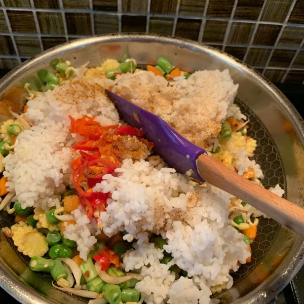 Masukkan nasi dan cabe, aduk hingga rata.