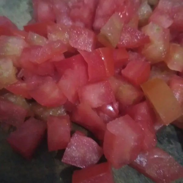 Potong dadu tomat, kulit tomat ikut dihaluskan dengan bumbu