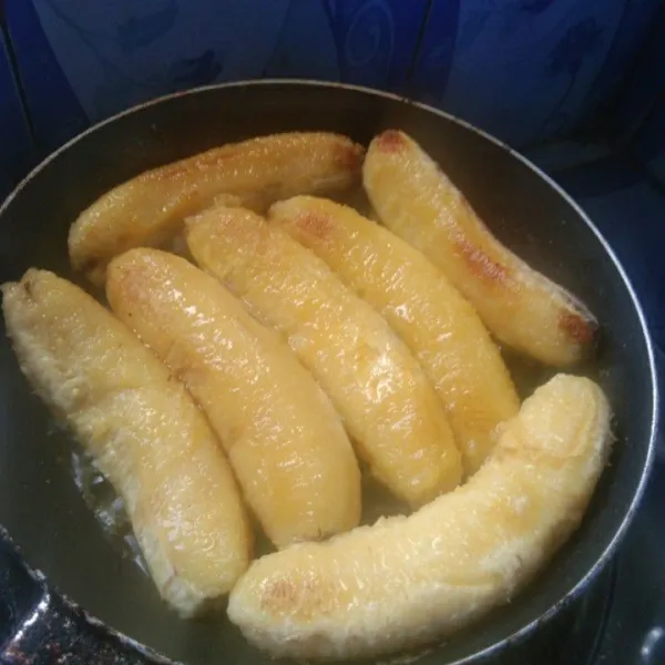 Tata pisang di atas wajan. Masak hingga kedua belah sisi pisang matang merata.