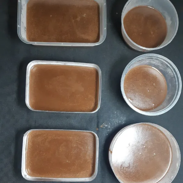 Tiang kedalan cetakan layer pertama, biarkan mengeras di suhu ruang.