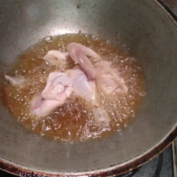 Potong ayam sesuai selera kemudian cuci bersih dan tiriskan. Goreng ayam sampai setengah matang.