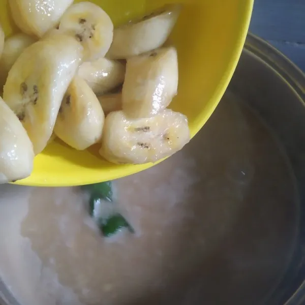 Kemudian tambahkan pisang sambil terus diaduk, masak sampai labu lembut dan matang lalu koreksi rasa