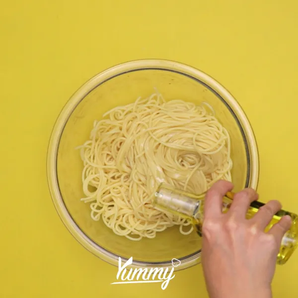 Tambahkan minyak secukupnya, aduk rata. Spaghetti siap untuk disajikan dengan saus sesuai selera.