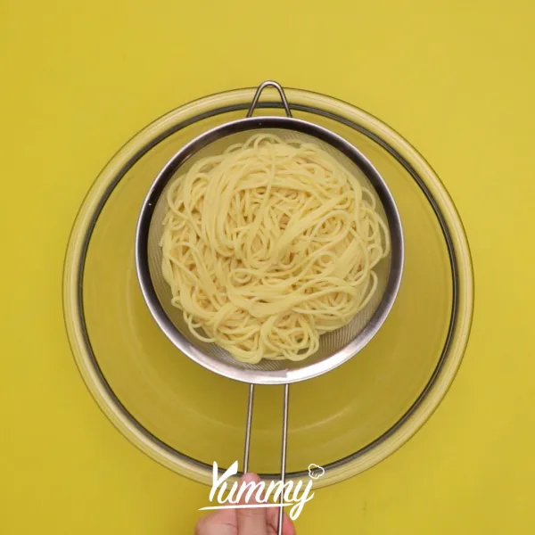 Tiriskan pasta, bilas dengan air mengalir agar pasta tidak mengalami pemanasan kembali sehingga overcook.