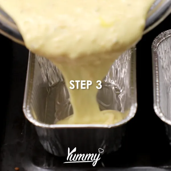 Siapkan wadah aluminium foil, kemudian tuangkan adonan hingga ½ wadah. Taburi dengan keju parmesan, telur, lada, garam dan parsley.