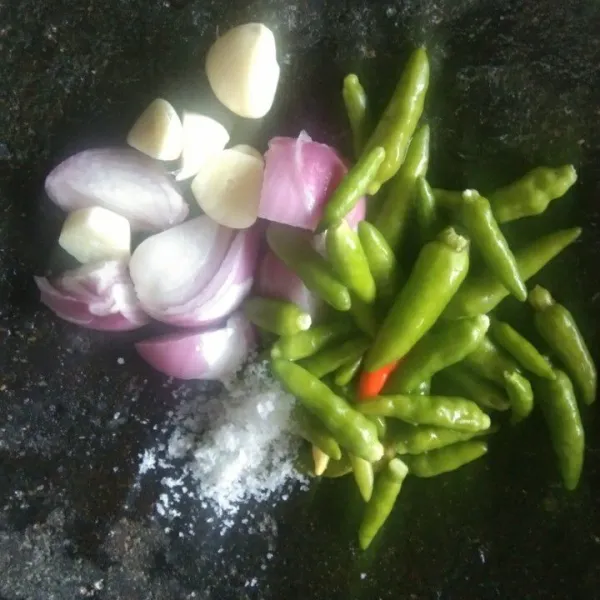 Haluskan bawang merah, bawang putih, cabe rawit hijau dan garam.
