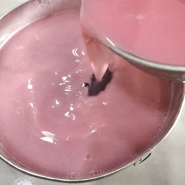 Tuangkan adonan pink ke atas adonan coklat. Diamkan hingga dingin dan masukan ke dalam kulkas.