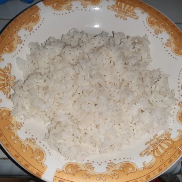 Ambil nasi lalu masukkan dulu ke kulkas minimal 30 menit agar dingin.