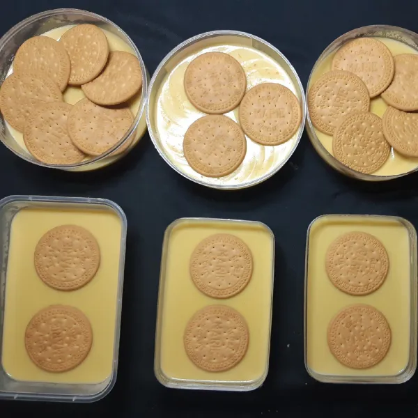 Susun biskuit regal diatas pudding yang sudah mengeras.