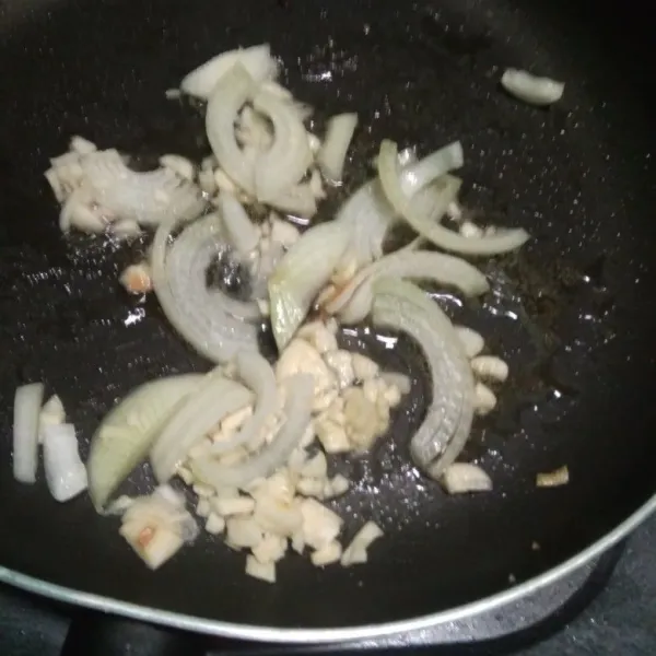 Panaskan 2 sdm minyak goreng sisa menggoreng ayam. Tumis bawang putih dan bawang bombay sampai harum.