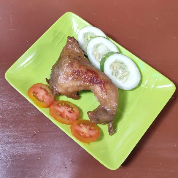 Sajikan ayam dengan irisan tomat dan mentimun