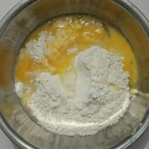 Campur gula pasir, tepung terigu, telur, baking powder, dan vanili bubuk. Aduk rata, lalu tambahkan susu hingga adonan halus tidak ada yang bergelindir.
