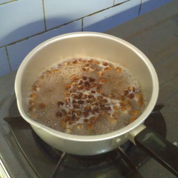 Rebus boba sampe mateng sekitar 30-45 menitan, masak sambil diaduk.