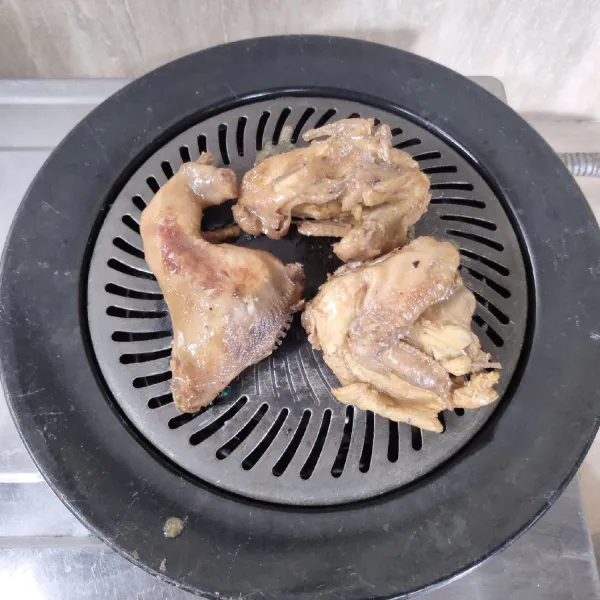 Panaskan pemanggangan, oles dengan minyak lalu panggang ayam sambil sesekali dibalik dan dioles dengan air ungkeb. Panggang hingga tampak kecoklatan dan mengkilap.