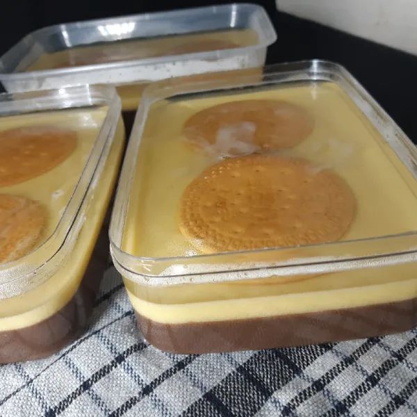Tuangkan kewadah sedikit demi sedikit menggunakan sendok sayur. kemudian masukan pudding kedalam kulkas. tunggu hingga lapisan atas mengeras dan dingin.
