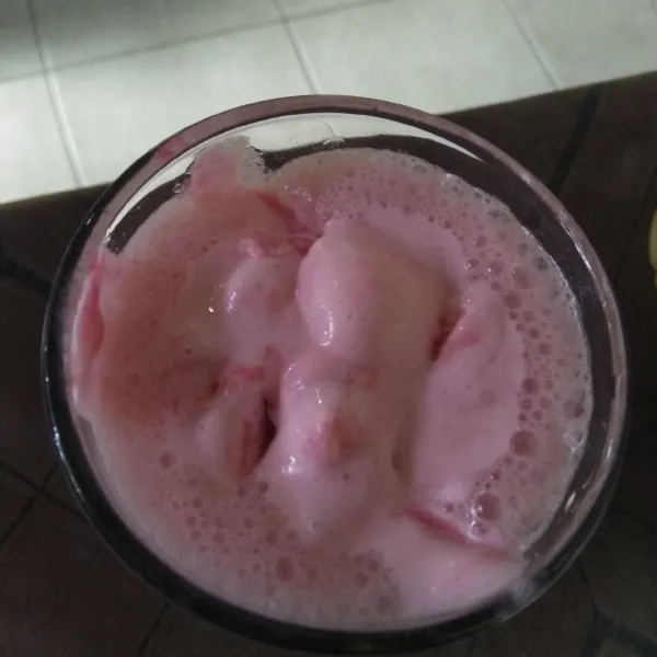 Siapkan gelas saji, lalu tuang milkshake dan tambahkan 2 sdm es cream dan siap disajikan.