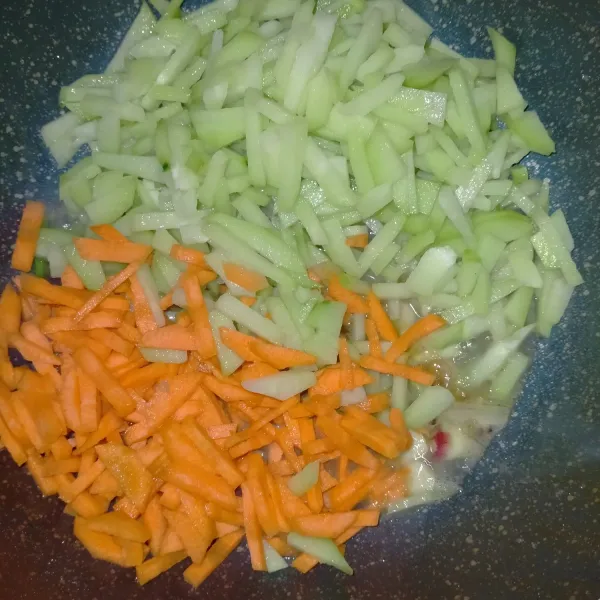 Masukkan labu Siam dan wortel. Masak hingga sayuran setengah matang.