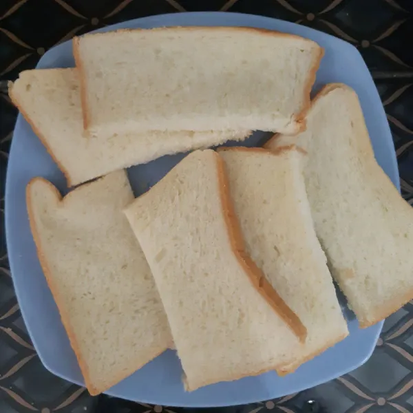 Potong-potong roti  tawar sesuai selera.