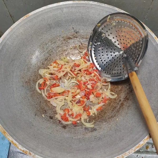 Tumis bawang bombay hingga harum. Masukkan bawang merah dan bawang putih, tumis hingga harum. Masukkan cabai, tumis sebentar.