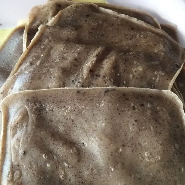 Panaskan teflon dg sedikit minyak. Masak crepe, jangan lupa dibalik.