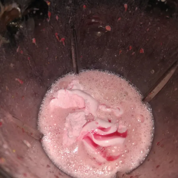 Tambahkan 2 sendok mkn es krim lalu blender lagi.