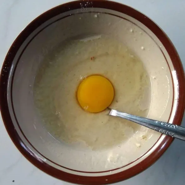 Buat adonan pencelup, siapkan wadah masukkan tepung terigu, tepung tapioka, kaldu bubuk, merica bubuk, ketumbar bubuk, garam dan air, aduk-aduk rata, masukkan telur aduk-aduk lagi.