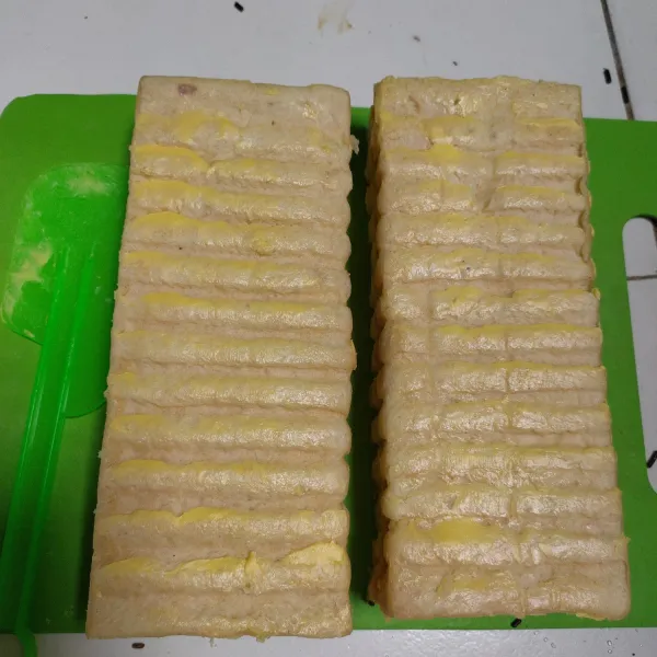 Tutup roti, olesi mentega di seluruh permukaan roti (selain bagian bawah).
