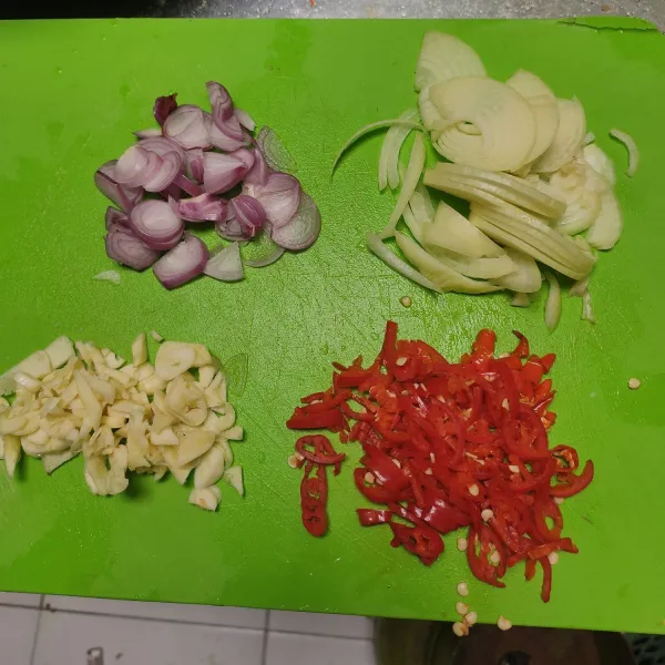 Rajang tipis bawang merah, bawang putih, cabai merah dan bawang bombay.