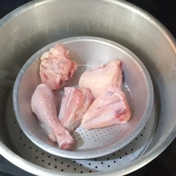 Cuci ayam, taburi garam lalu kukus sampai matang kurang lebih 30 menit.