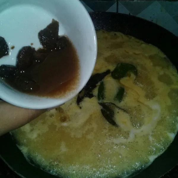 Lalu tuang santan dan 1 sdm air asam jawa, masak sampai mendidih.