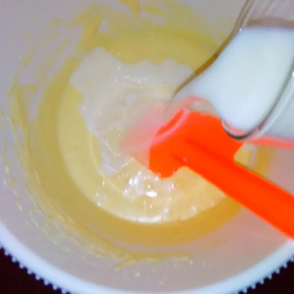 Tambahkan susu cair aduk hingga rata dengan spatula.